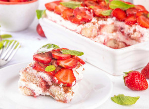 Ovaj kolač sa JAGODAMA je hit proleća: Pravi se lako, a ukus osvaja