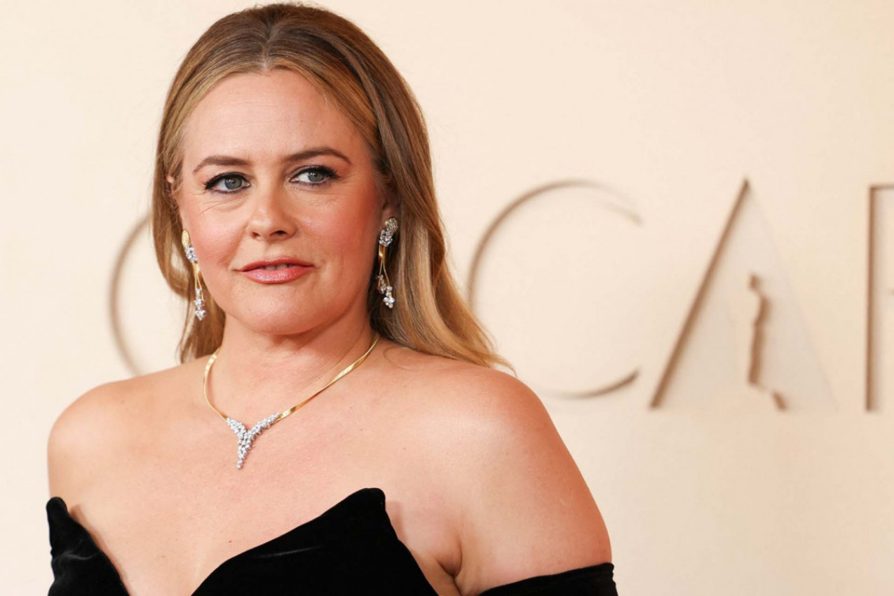 Glamur na CRVENOM TEPIHU, a privatno potpuno druga priča: ALISIJA SILVERSTOUN blista na Oskaru, ali priznanje o sinu šokiralo je sve! (GALERIJA)