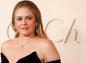 Glamur na CRVENOM TEPIHU, a privatno potpuno druga priča: ALISIJA SILVERSTOUN blista na Oskaru, ali priznanje o sinu šokiralo je sve! (GALERIJA)