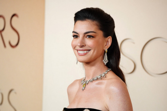 EN HATAVEJ nikad nije bila lepša: Njena haljina unela je dašak proleća, a nakit je tek priča za sebe (GALERIJA)