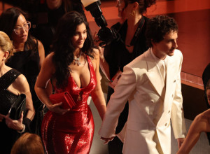 TIMOTI ŠALAME I KAJLI DŽENER blistaju na Oskaru: Pripijena crvena haljina, dijamanti i belo odelo su uvek pun pogodak (GALERIJA)