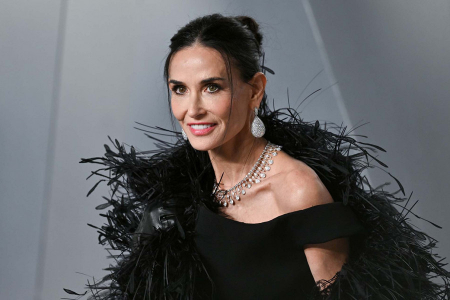 Elegancija i glamur nisu sporni: Ali DEMI MUR je toliko MRŠAVA da ni perje to ne može da prikrije