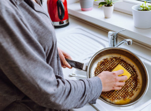 Očistite ZAGORELI TIGANJ bez ribanja: Potrebne su vam samo 3 stvari koje svi imate u kuhinji