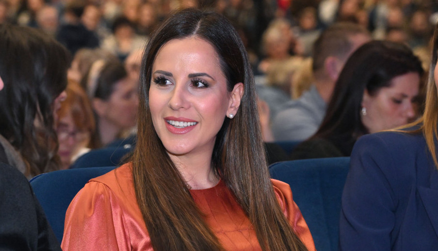 TAMARA VUČIĆ u Veneciji pokazala stajling za čistu desetku: Crni komplet i detalj na ramenu svi komentarišu (FOTO)