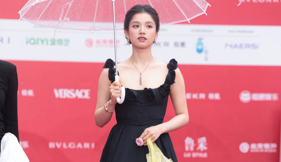 Šok: Glumica se pojavila sa plastičnom KESOM i svi su pomislili na Balensijagu koja prodaje sličnu za 1550 evra! (GALERIJA)