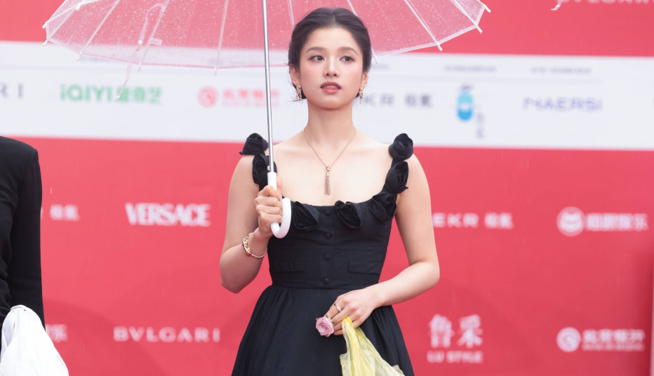 Šok: Glumica se pojavila sa plastičnom KESOM i svi su pomislili na Balensijagu koja prodaje sličnu za 1550 evra! (GALERIJA)