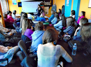 Kako BOJE, DODIR i ODEĆA mogu da vam pomognu da se osećate bolje svaki dan – male TAJNE velikih majstora koje otkriva Nina