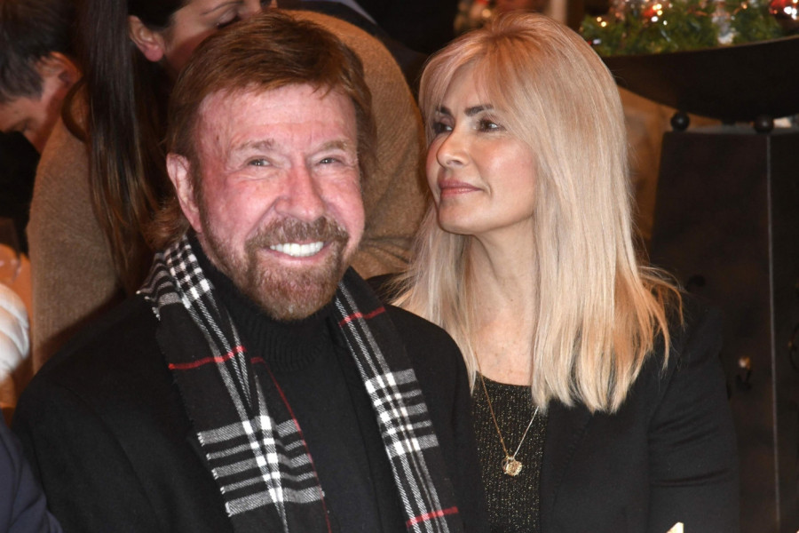 ČAK NORIS se smrtno zaljubio u prvu suprugu, a još više u drugu, koja je 23 godine mlađa: Bio je presrećan što ima unučiće koji su stariji od neke njegove dece! (GALERIJA)