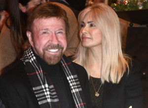 ČAK NORIS se smrtno zaljubio u prvu suprugu, a još više u drugu, koja je 23 godine mlađa: Bio je presrećan što ima unučiće koji su stariji od neke njegove dece! (GALERIJA)