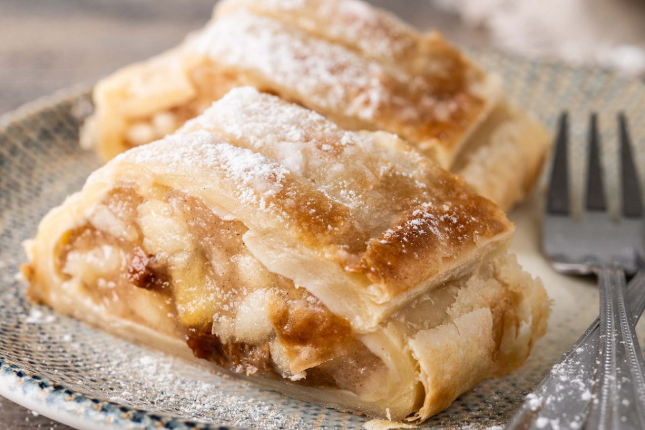 Jednostavno i brzo do starinske poslastice: ŠTRUDLA sa JABUKAMA uvek je omiljena na stolu