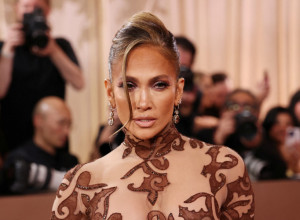 DŽENIFER LOPEZ pokazala savršenu figuru, ali svi zgroženo gledaju u isti detalj na njenim stopalima