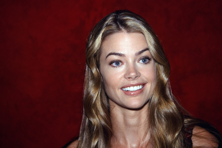 SVI SU BILI ZALJUBLJENI u nju devedesetih, a evo kako izgleda sa 55 godina: Priznala da je ipak podlegla estetskim intervencijama (GALERIJA)