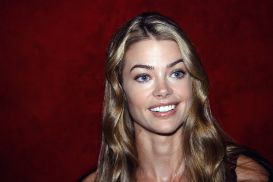 SVI SU BILI ZALJUBLJENI u nju devedesetih, a evo kako izgleda sa 55 godina: Priznala da je ipak podlegla estetskim intervencijama (GALERIJA)