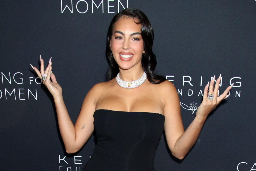 Nekada je radila u butiku, a sada živi bajku i iritira javnost razmetanjem: Objavila fotografiju na kojoj je luksuz vredan 12 miliona evra!