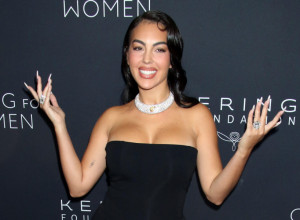 Nekada je radila u butiku, a sada živi bajku i iritira javnost razmetanjem: Objavila fotografiju na kojoj je luksuz vredan 12 miliona evra!