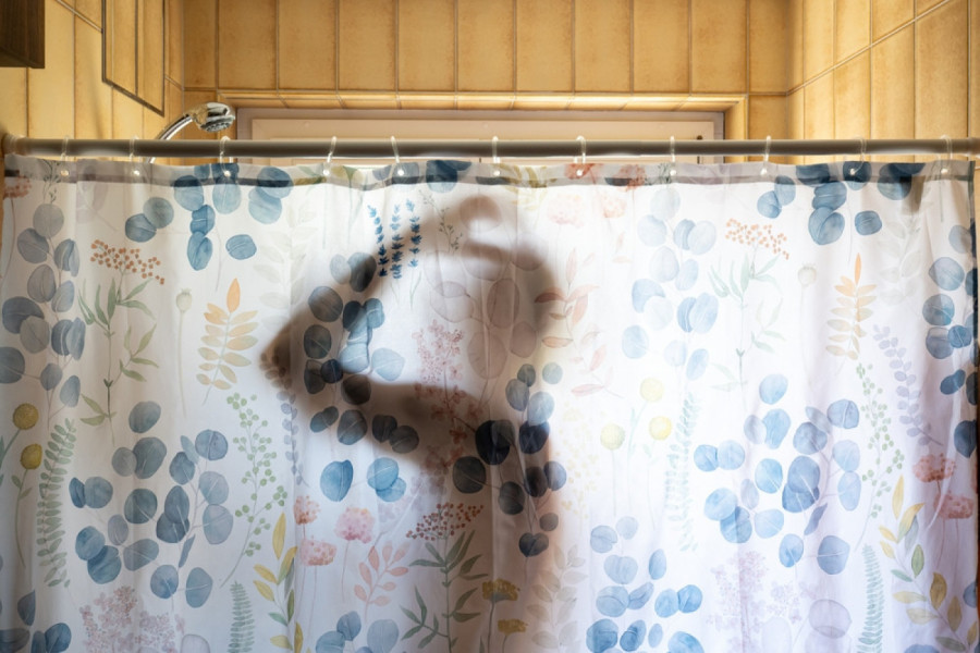 Šokirala se kad je saznala KAKO SE MUŽ TUŠIRA: Svi joj savetuju da se zbog toga odmah iseli