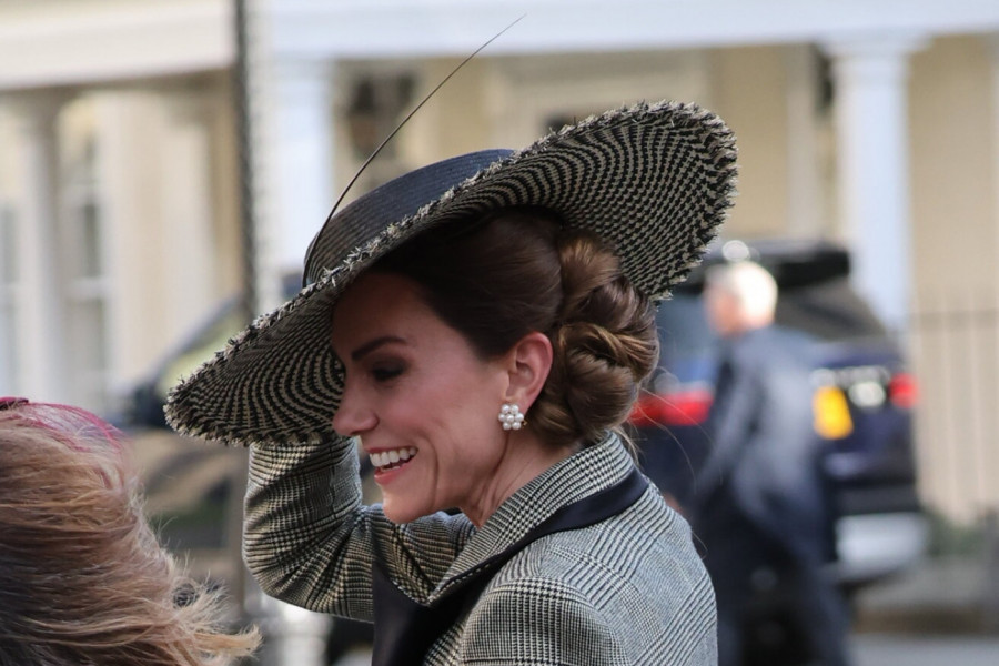 Kejt je jedva zadržala šešir, ali nije izgubila stil: Svi gledali u nju, istorijski trenutak pao u drugi plan!