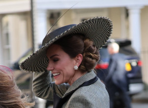 Kejt je jedva zadržala šešir, ali nije izgubila stil: Svi gledali u nju, istorijski trenutak pao u drugi plan!