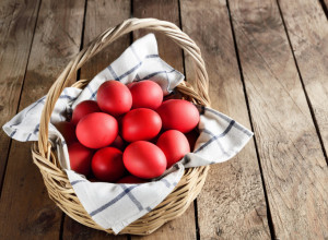Najlepša CRVENA JAJA bez hemikalija: 4 prirodna trika koja morate isprobati
