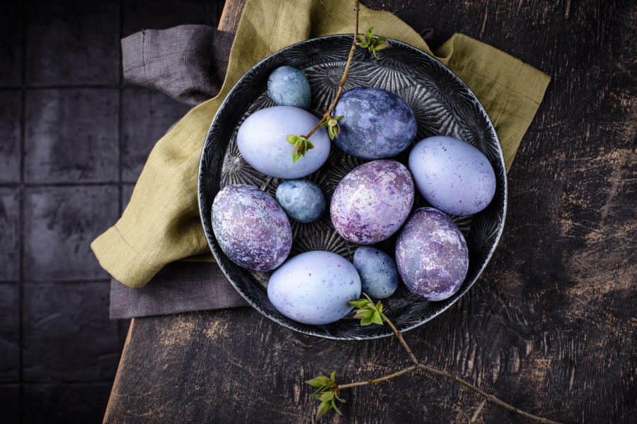 Ove godine hit su LJUBIČASTA JAJA: Evo kakvu poruku nose i zašto ih svi farbaju baš ovako