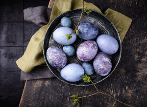 Ove godine hit su LJUBIČASTA JAJA: Evo kakvu poruku nose i zašto ih svi farbaju baš ovako