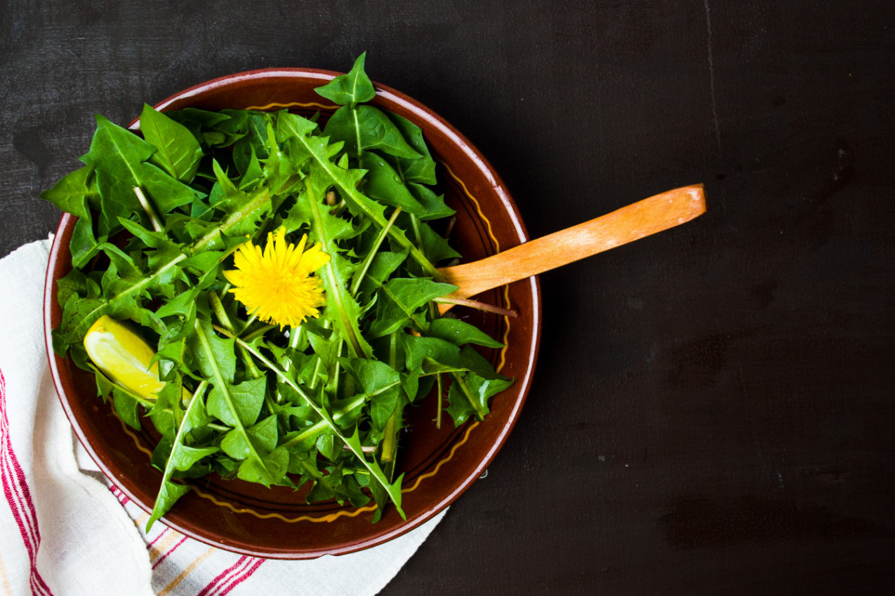 Berite MASLAČAK, nećete se pokajati: Čudesna salata koja čisti telo i jača imunitet