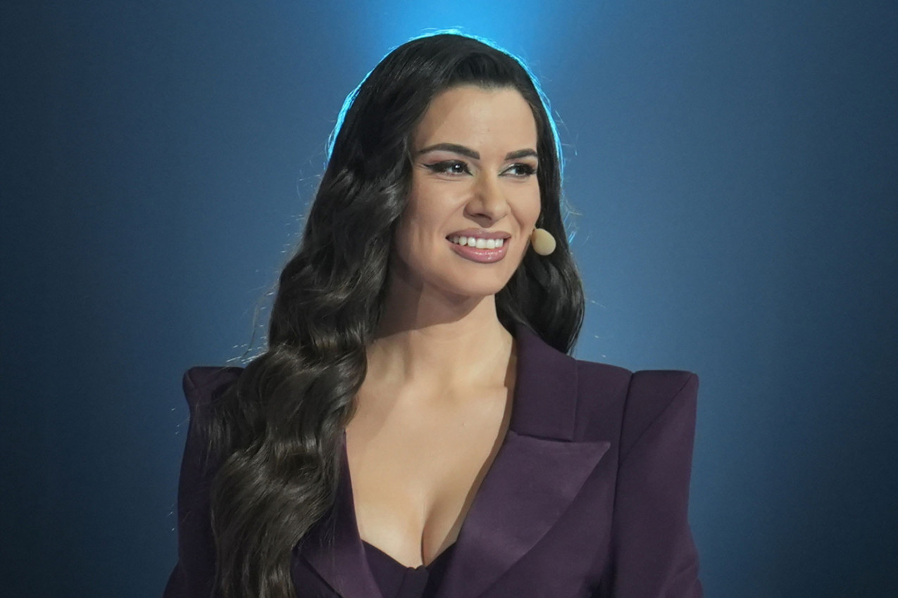 DRAGANA KOSJERINA u minijaturnom šortsu, dok bretela klizi s ramena, ugrejala atmosferu: Vreli kadar usred kišnog ponedeljka zapalio mreže! (VIDEO)