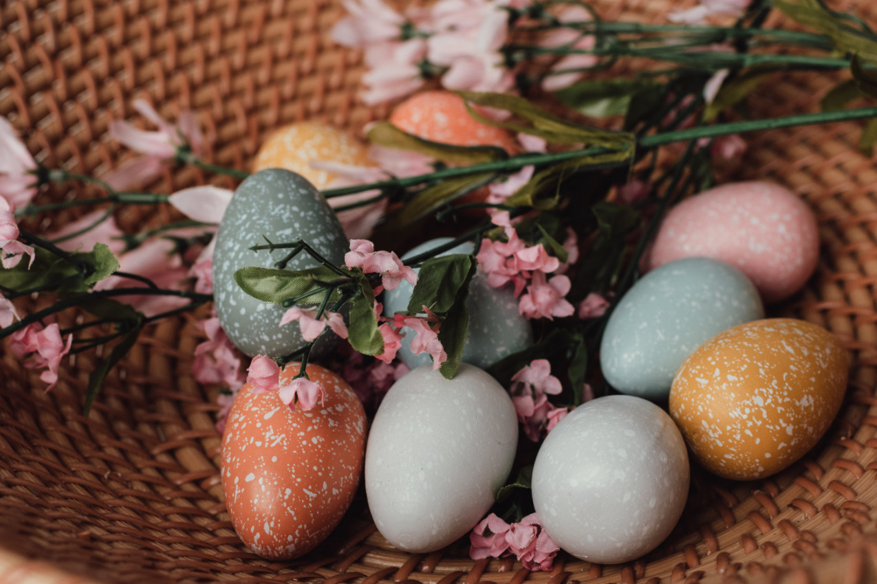 Trik za FARBANJE JAJA koji je zaludeo internet: Uz samo dva sastojka iz kuhinje do savršenog MERMERNOG efekta