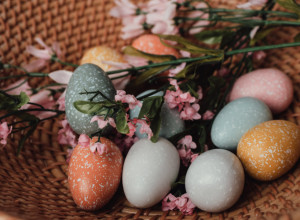 Trik za FARBANJE JAJA koji je zaludeo internet: Uz samo dva sastojka iz kuhinje do savršenog MERMERNOG efekta