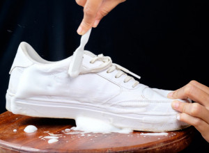 Genijalan kućni trik: Bele patike ponovo će zablistati uz samo 2 sastojka!