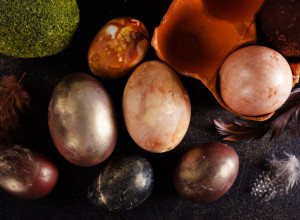 Čarobna VASKRŠNJA JAJA od svega 2 sastojka: Viralni trik s CVEKLOM daje luksuzni mermerni efekat, i to bez hemije (VIDEO)