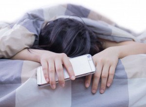 Zašto ste stalno UMORNI iako se "odmarate": Istina o skrolovanju koja će vas iznenaditi