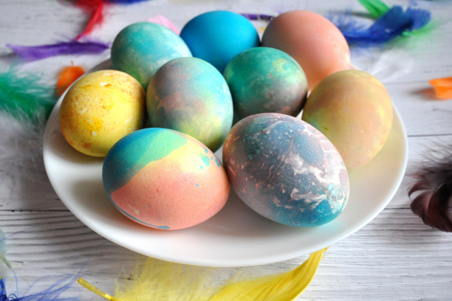 Magija bez trunke hemije: Jaja farbana KREP-PAPIROM izgledaju kao umetnička dela, a deca ih obožavaju (VIDEO)