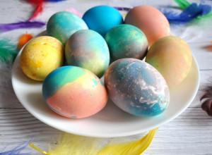 Magija bez trunke hemije: Jaja farbana KREP-PAPIROM izgledaju kao umetnička dela, a deca ih obožavaju (VIDEO)