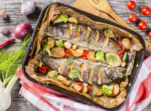 PASTRMKA sa povrćem iz rerne kao stvorena za ručak: Mirisna, sočna i gotova bez mnogo truda