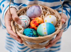 Neobično jednostavno i bez hemije: Farbanje jaja prirodnim bojama koje svi žele, a sve što vam je potrebno imate u kuhinji!