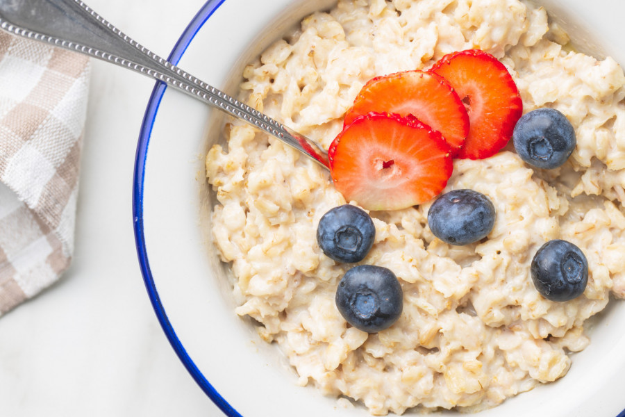 OVSENA KAŠA sa borovnicama i jagodama: Zdrav, ukusan i zasitan doručak za početak dana