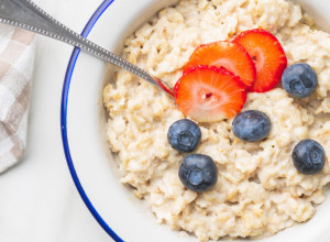 OVSENA KAŠA sa borovnicama i jagodama: Zdrav, ukusan i zasitan doručak za početak dana