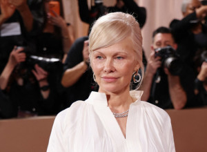 Ikona stila prkosi trendovima: Pamela Anderson u RETRO izdanju koje se pamti, jedan detalj će vas IZNENADITI