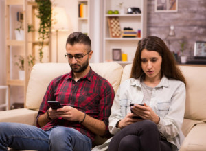 Veza ne puca zbog svađa, već zbog tišine: Kako da prepoznate "tihu udaljenost" pre nego što bude kasno