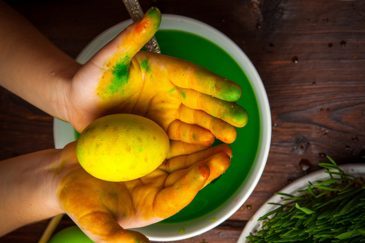 Jaja uspešno ofarbana, ali i ruke: Ne brinite, ovi provereni TRIKOVI brzo uklanjaju BOJU, bez oštećenja kože