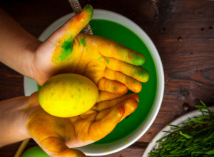 Jaja uspešno ofarbana, ali i ruke: Ne brinite, ovi provereni TRIKOVI brzo uklanjaju BOJU, bez oštećenja kože