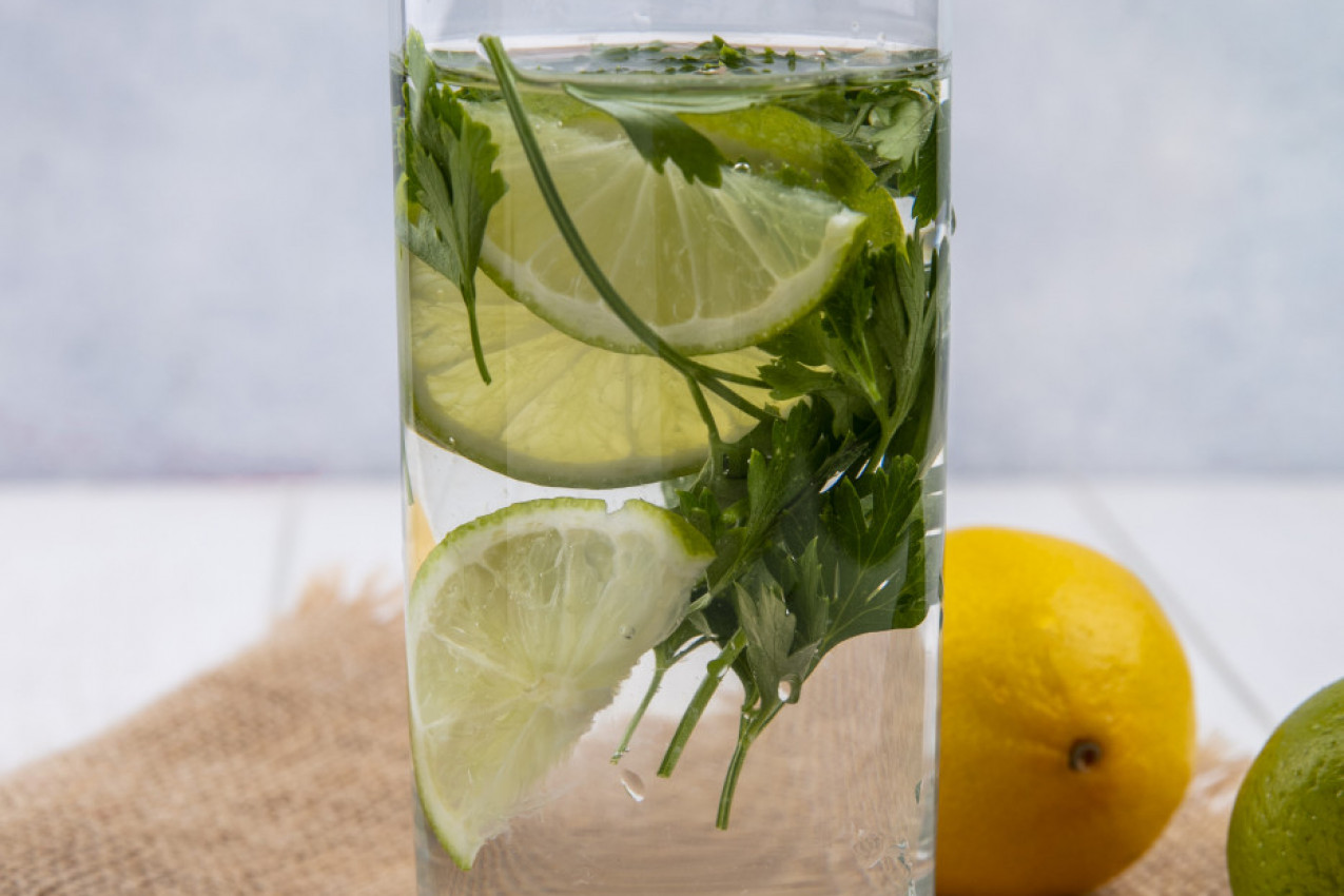 Detoks napitak koji svi piju posle praznika: Samo 2 sastojka za više energije i lakši osećaj u telu