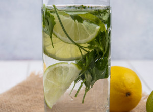 Detoks napitak koji svi piju posle praznika: Samo 2 sastojka za više energije i lakši osećaj u telu