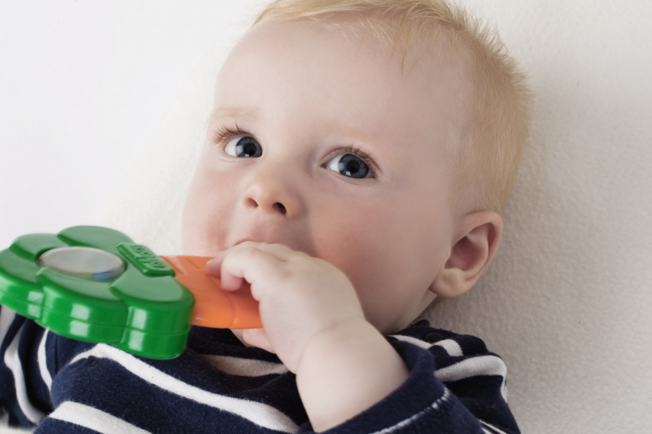 Bebi niču prvi zubići, a muke ne prestaju: Evo kako da joj olakšate ovaj težak period