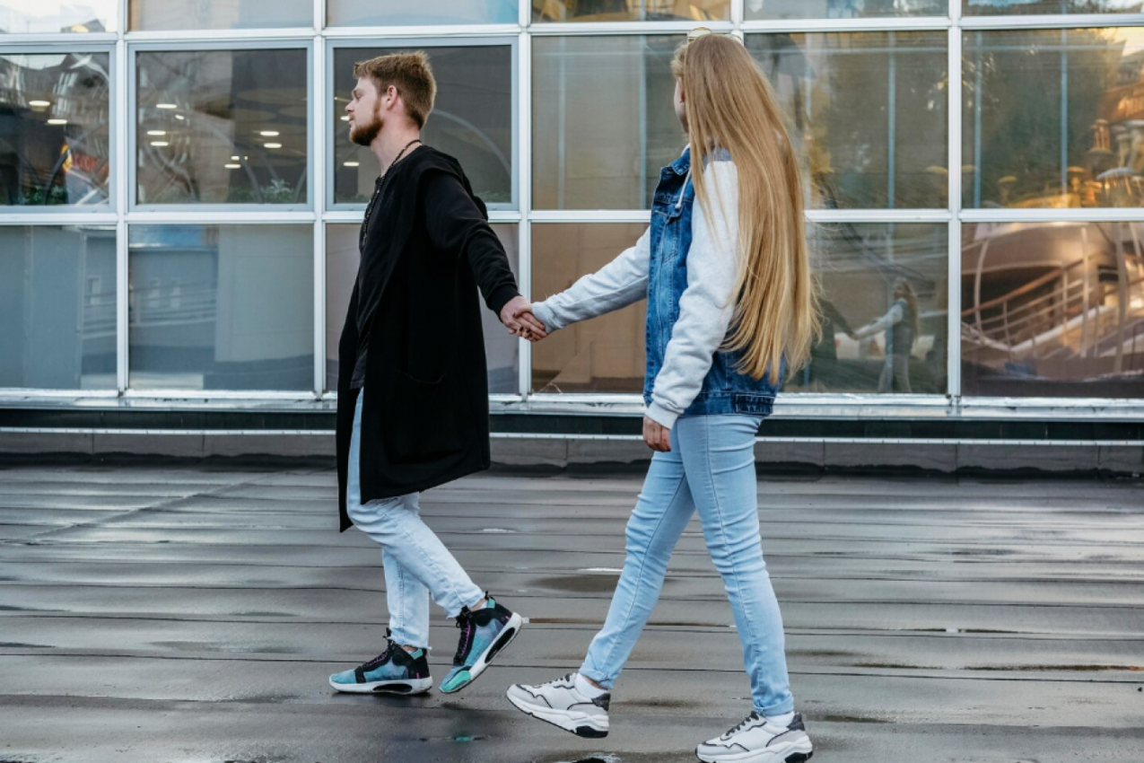 Ako partner stalno ide ispred vas - ovo nije sitnica, već znak koji ne treba da ignorišete: EVO I ZAŠTO