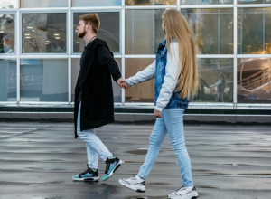 Ako partner stalno ide ispred vas - ovo nije sitnica, već znak koji ne treba da ignorišete: EVO I ZAŠTO