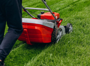 Sigurno pogrešno KOSITE TRAVU, a pritom se mučite: OVAKO je mnogo LAKŠE i BOLJE nego što ste mislili
