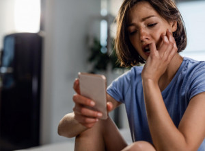 Poslala PORUKU pokojnoj baki, pa zanemela od šoka: ODGOVOR koji je stigao dan kasnije rasplakao je milione (VIDEO)