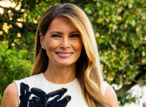 IZGUŽVANA HALJINA Melanije Tramp pokrenula lavinu komentara: Stajling koji je podelio svet i zaustavio sve poglede (GALERIJA)